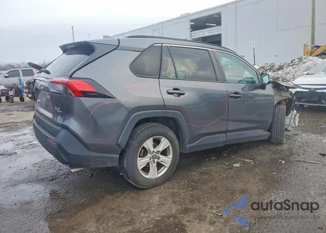 2021 Toyota Rav4 Xle z USA, uszkodzony, nr VIN 2T3P1RFV0MW201563